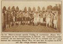 872626 Groepsportret van de voetbalelftallen van Blauw-Wit (weesjongens uit het Geuzengesticht) en V.O, bij hun ...